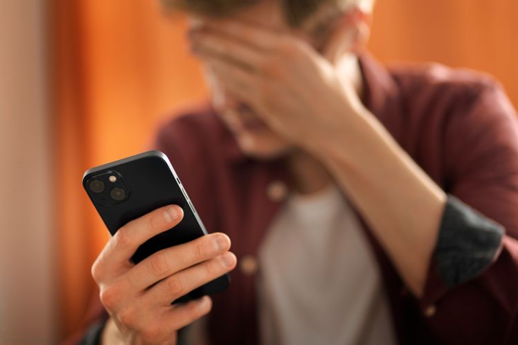 Di-ghosting tanpa penjelasan sering kali membuat kita ingin mencari kepastian. Tapi mengirim pesan justru bisa memperburuk keadaan. Ini alasannya.