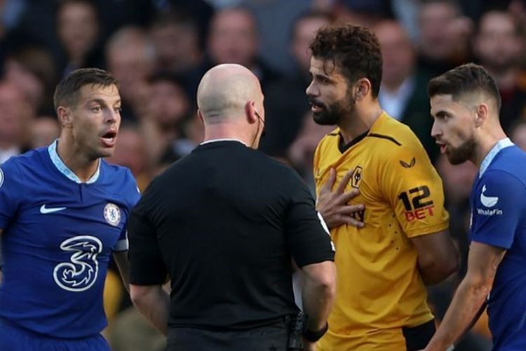 Penyerang Wolves Diego Costa (tengah) berbicara dengan wasit setelah mendapat tendangan bebas dalam laga kontra Chelsea. Laga Chelsea vs Wolves yang berlangsung di Stadion Stamford Bridge, London, pada Sabtu (8/10/2022) malam WIB itu termasuk dalam rangkaian pekan ke-10 Premier League, kasta tertinggi Liga Inggris, musim 2022-2023.