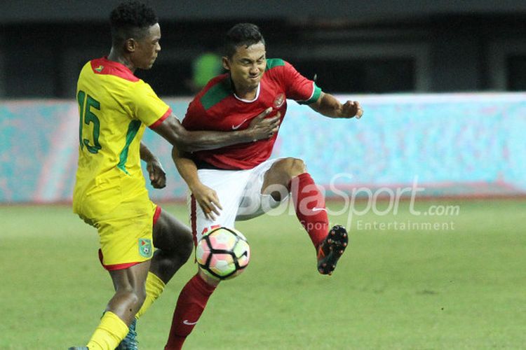 Aksi Ricky Fajrin saat menghadapi Timnas Guyana di Laga Pesahabatan, Sabtu (25/11/2017)