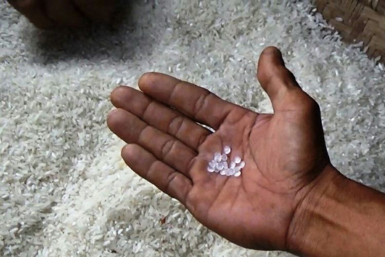 Beras bantuan pemerintah ditemukan tercampur biji plastik di Kabupaten Cianjur, Jawa Barat