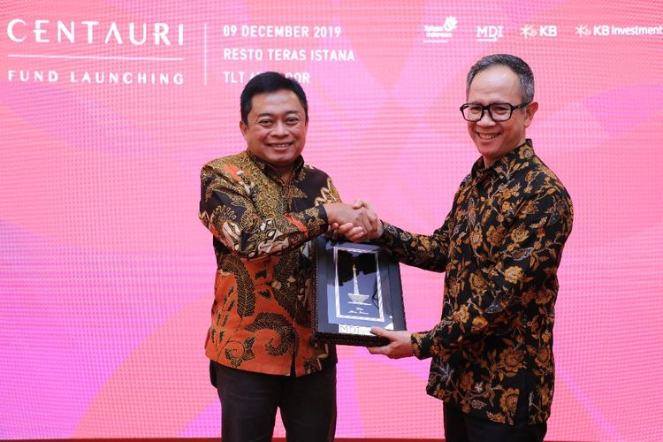 Direktur Utama Telkom Ririek Adriansyah (kiri) menyerahkan cindera mata kepada Wakil Menteri Luar Negeri RI Mahendra Siregar usai peluncuran Centauri Fund di Jakarta, Senin (9/12). Centauri Fund bertujuan untuk investasi di perusahaan startup di seluruh ASEAN, dengan fokus di Indonesia sebagai pasar terbesar ASEAN.