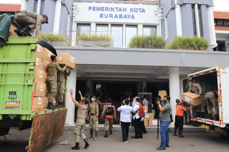 Pemerintah Kota (Pemkot) Surabaya kembali menerima bantuan ribuan alat pelindung diri (APD) dari Kementerian Kesehatan, Senin (1/6/2020), di Balai Kota Surabaya, Jawa Timur.