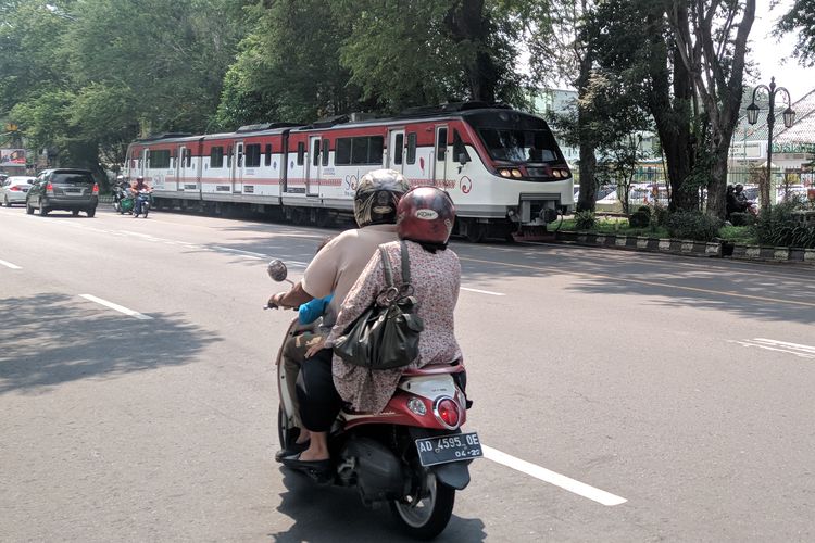 Kereta api Bathara Kresna jurusan Purwosari-Wonogiri melintas di perlintasan di Jalan Slamet Riyadi, Solo, Jawa Tengah.