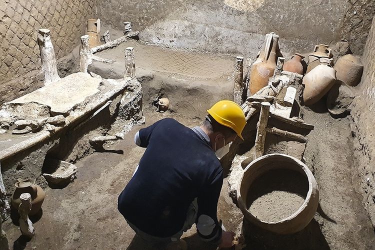 Kondisi kamar budak yang ditemukan oleh para arkeolog di reruntuhan kota kuno Pompeii, Sabtu (6/11/2021).