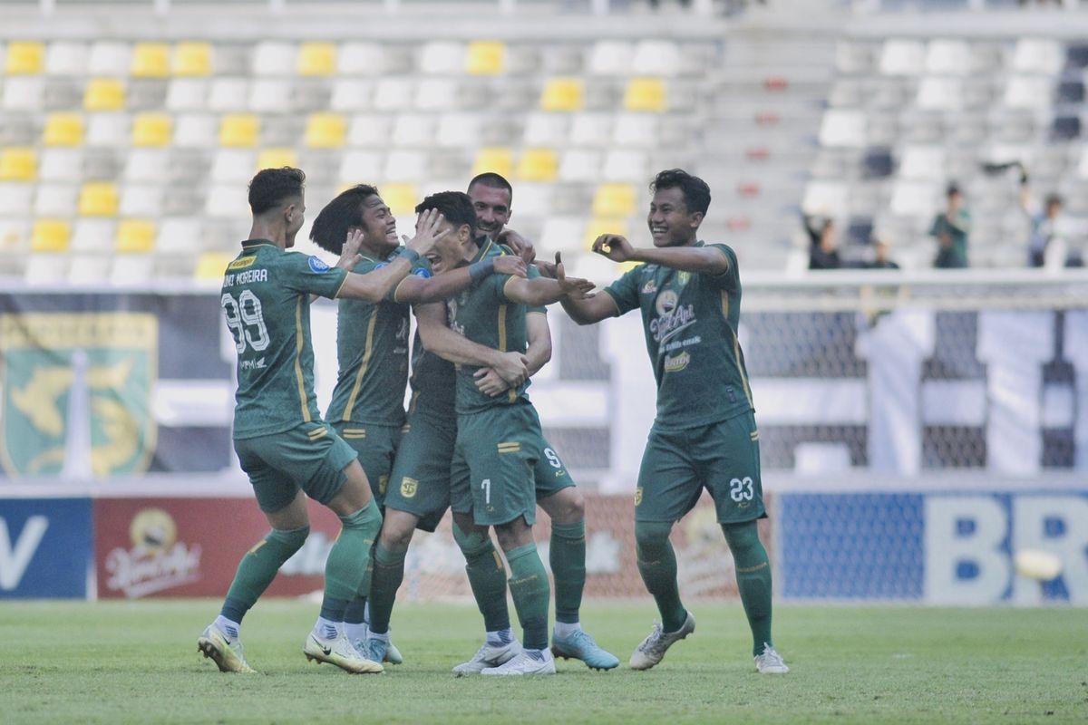 Pemain Persebaya Surabaya selebrasi seusai menjebol gawang PSM Makassar saat pertandingan pekan ke-9 Liga 1 2023-2024 di Stadion Gelora Bung Tomo Surabaya, Jumat (18/8/2023) sore. Terkini, laga PSS vs Persebaya akan tersaji pada pekan ke-10 Liga 1 2023-2024 di Stadion Maguwoharjo, Sabtu (26/8/2023).