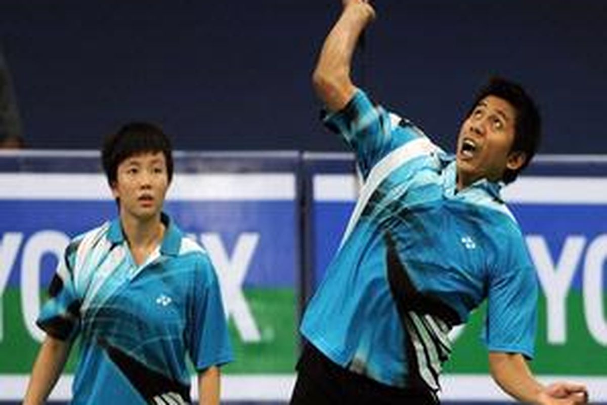 Liliyana Natsir (kiri), ketika berpasangan dengan Nova Widianto di Kejuaraan Dunia bulu tangkis 2009. Kini, Liliyana berpasangan dengan Muhammad Rijal dan mereka lolos ke perempat final Grand Prix Gold Taiwan Terbuka.