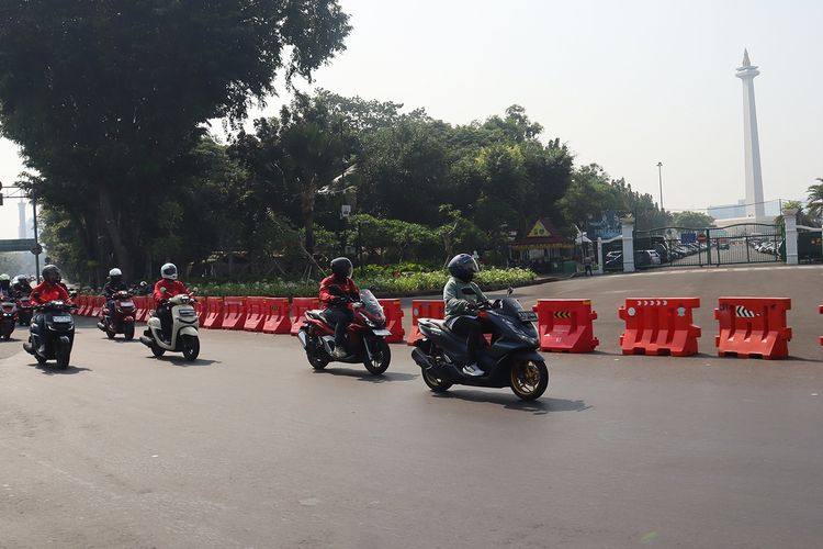 Komunitas Motor Honda merayakan Hari Pelanggan Nasional dengan menjelajahi monumen bersejarah.