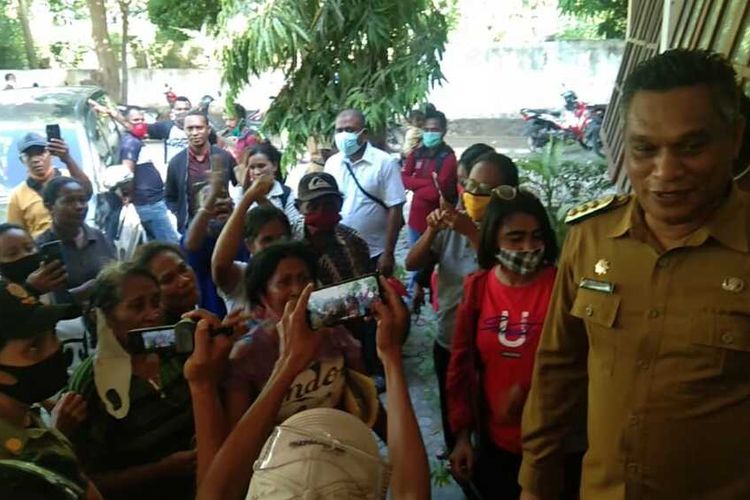 Foto : Sejumlah ibu-ibu rumah tangga miskin asal Kelurahan Wuring, Kecamatan Alok Barat, melakukan aksi protes kepada Bupati di Kantor Dinas Sosial, Kabupaten Sikka, NTT, Senin (11/5/2020).