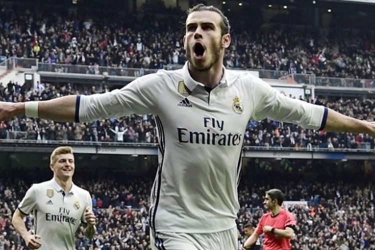 Pemain Real Madrid, Gareth Bale, melakukan selebrasi seusai mencetak gol ke gawang Espanyol, dalam lanjutan La Liga di Stadion Santiago Bernabeu, Sabtu (18/2/2017).
