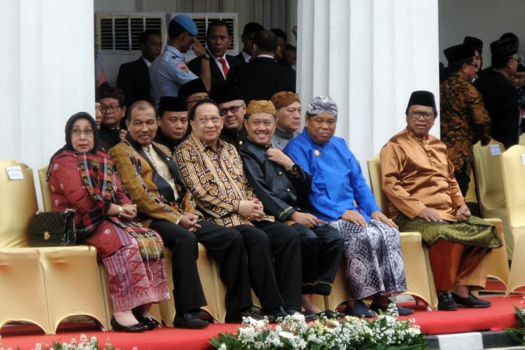 Sejumlah Menteri dan Pejabat tinggi negara mengenakan pakaian adat dari berbagai daerah saat menghadiri upacara peringatan Hari Lahir ke-72 Pancasila, di Gedung Pancasila, Kementerian Luar Negeri, Jakarta Pusat, Kamis (1/6/2017).