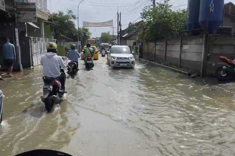 Situasi dan kondisi di Jalan Raya Sapan, Desa Tegalluar, Kecamatan Bojongsoang, Kabupaten Bandung, yang kerap dilanda banjir saat memasuki musim penghujan, Kamis (5/12/2024)