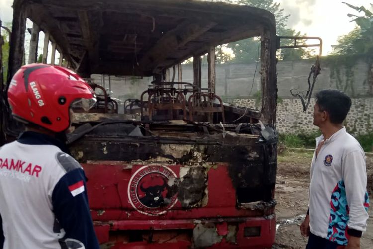 Bus berlogo PDI Perjuangan terbakar di sebuah gudang di Kelurahan Tlumpu, Kecamatan Sukorejo, Kota Blitar, Selasa (20/12/2022)
