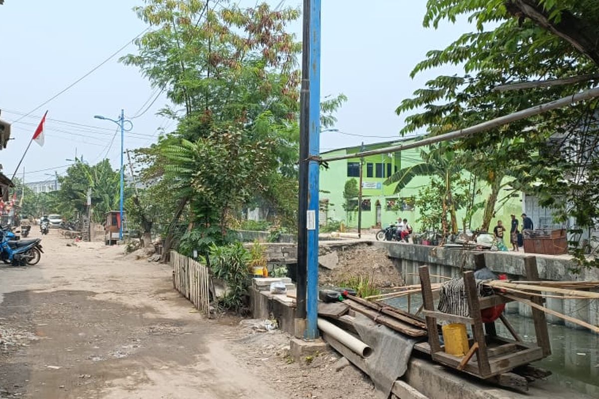 Situasi di lokasi pasca bentrokan yang terjadi antara warga Kampung Ambon tepatnya Kompleks Permata, Kelurahan Kedaung Kali Angke, Jakarta Barat melawan warga RW 10, Kelurahan Kapuk, Kamis (31/8/2023). Adapun kedua wilayah tersebut hanya dipisahkan oleh aliran Kali Apuran.