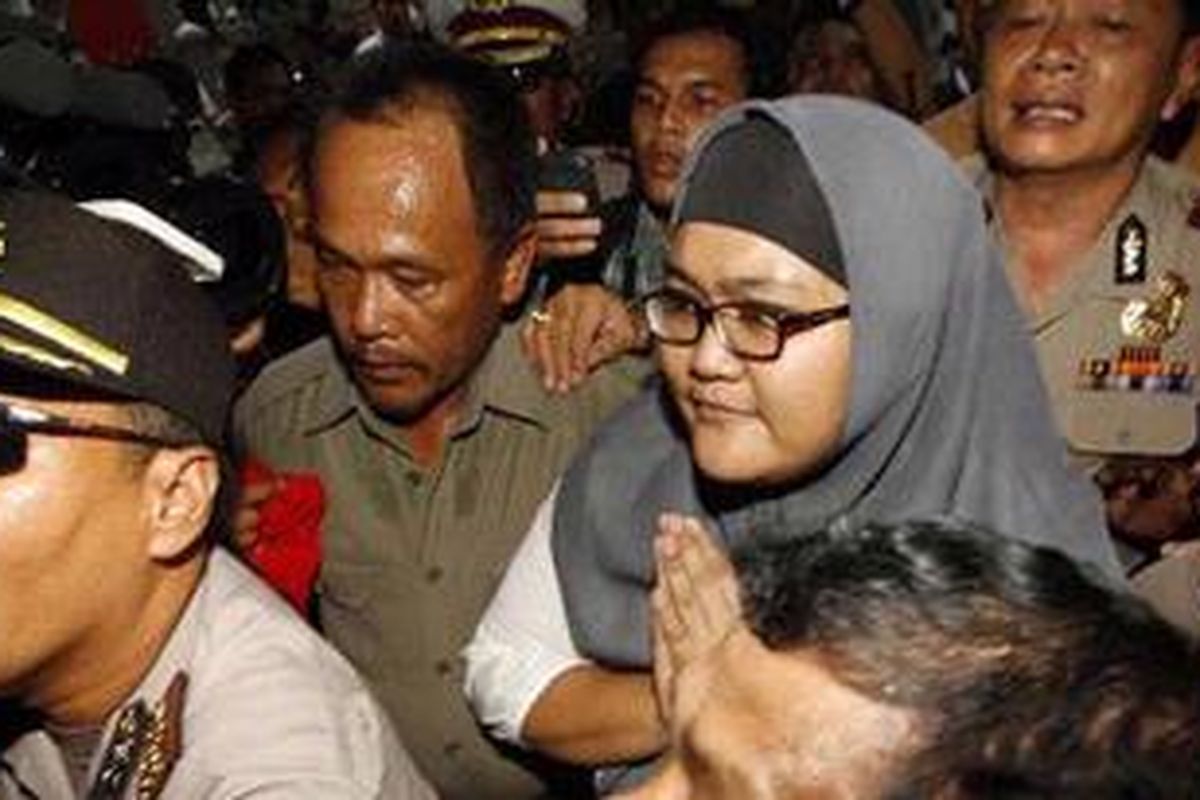 Terdakwa kasus kecelakaan maut Afriyani Susanti, saat akan menjalani sidang perdana di Pengadilan Negeri Jakarta Pusat, Kamis (26/4/2012). Afriyani ditetapkan sebagai tersangka dalam kecelakaan maut di Jalan Ridwan Rais, Gambir, Jakarta Pusat, yang menyebabkan sembilan orang tewas dan empat orang terluka pada 22 Januari 2012. Sebelum kecelakaan terjadi, Afriyani diduga mengonsumsi minuman keras dan ekstasi di kelab malam Stadium, Jalan Hayum Wuruk, Jakarta Pusat, bersama tiga temannya. 