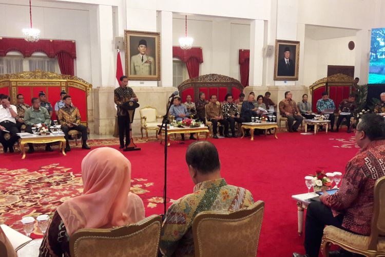 Presiden Joko Widodo saat memimpin sidang kabinet paripurna di Istana Negara, Jakarta, Selasa (4/4/2017).