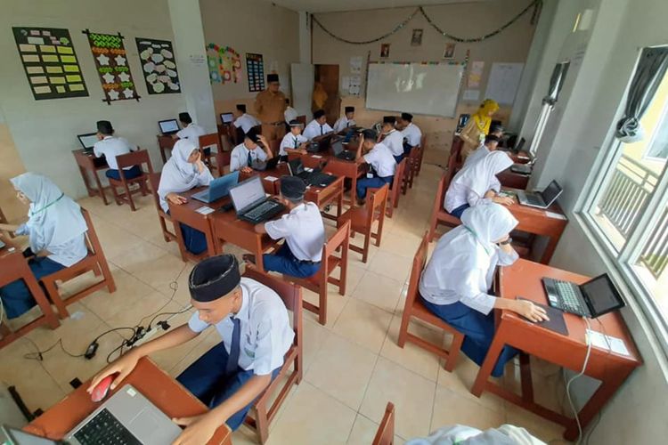 Suasana belajar MTs Lubuk Kilangan, Kota Padang, Sumatera Barat (Sumbar).