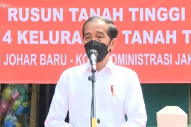 Presiden Joko Widodo memberikan keterangan pers usai meninjau vaksinasi Covid-19 untuk warga Rumah Susun Tanah Tinggi, Jakarta Pusat, Senin (14/6/2021).