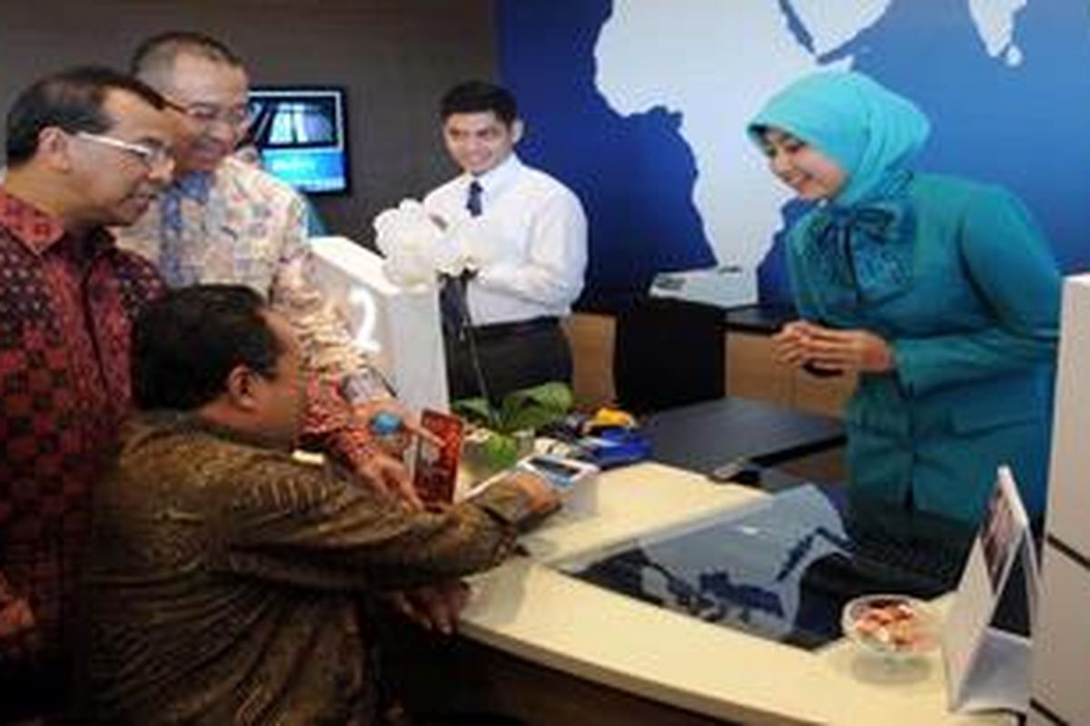 Direktur Utama Garuda Indonesia Emirsyah Satar (kiri) melihat pelayanan konsumen di Garuda Indonesia Gallery yang baru diresmikannya di Ciputra World, Surabaya, Jawa Timur, Kamis (4/4/2013). Galeri yang dibuka oleh untuk meningkatkan pelayanan kepada konsumen.
