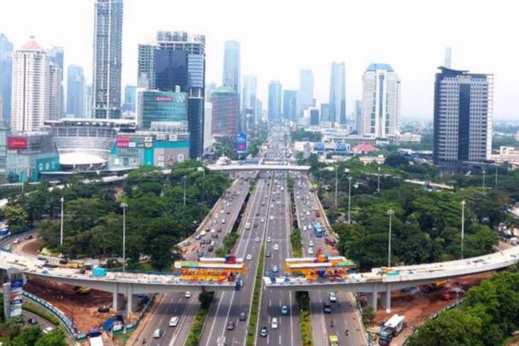 Kondisi terkini dari proyek simpang susun Semanggi. Terlihat dua jalan layang (flyover) melingkar yang tengah dibangun kini sudah sepenuhnya jadi.