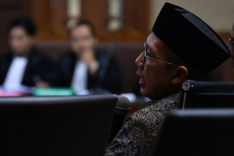 Menteri Agama Lukman Hakim Saifuddin memberikan kesaksian dalam sidang kasus suap jual beli jabatan di lingkungan Kementerian Agama dengan terdakwa Haris Hasanuddin dan Muafaq Wirahadi di Pengadilan Tipikor, Jakarta, Rabu (26/6/2019). Dalam sidang tersebut Jaksa Penuntut Umum KPK menghadirkan tujuh orang saksi diantaranya Lukman Hakim Saifuddin dan mantan Ketua Umum PPP Muhammad Romahurmuziy. ANTARA FOTO/Sigid Kurniawan/aww.