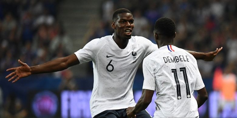 Foward Prancis Ousmane Dembele (kanan) merayakan dengan gelandang Prancis Paul Pogba setelah mencetak gol selama pertandingan sepak bola persahabatan antara Prancis dan Italia di Stadion Allianz Riviera di Nice, Prancis tenggara, pada 1 Juni 2018