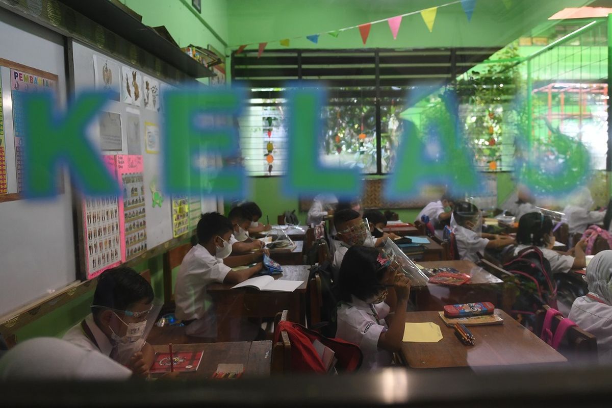 Siswa mengikuti Pembelajaran Tatap Muka (PTM) di SDN 08 Kenari jakarta, Senin (3/1/2022). Pemerintah Provinsi (Pemprov) DKI Jakarta resmi menerapkan Pembelajaran Tatap Muka (PTM) dengan kapasitas 100 persen di seluruh sekolah dengan protokol kesehatan yang ketat. ANTARA FOTO/Akbar Nugroho Gumay/aww.