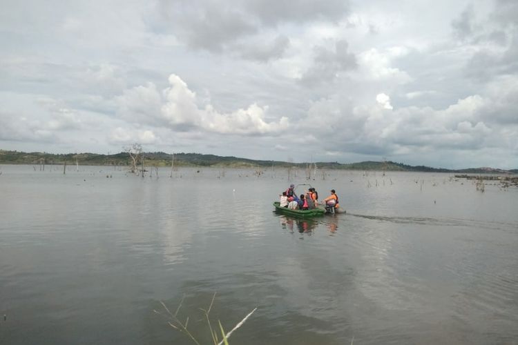 Pencarian dua warga yang tenggelam di Dam Tembesi, Batam, Kepulauan Riau (Kepri) setelah sampan yang mereka tumpangi untuk memancing terbalik, Jumat (12/10/2018) kemarin alami kesulitan. Hal ini terjadi akibat banyaknya ditemukan lumut bercampur lumpur serta ranting bekas di dasar Dam Tembesi tersebut.