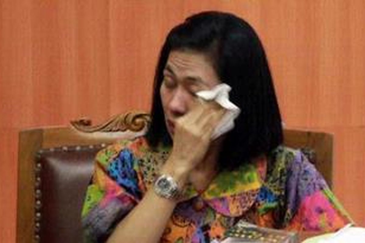 Terdakwa penyuapan AKP Sri Sumartini menangis dalam persidangan di Pengadilan Negeri Jakarta Selatan. Jumat (27/8/2010) Sri Sumartini menangis karena merasa dizholimi oleh sejumlah penyidik Mabes Polri.