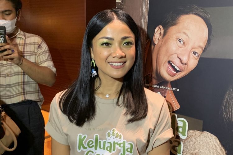 Aktris Nirina Zubir saat ditemui usai konferensi pers dan screening film Keluarga Cemara di Plaza Senanyan XXI, Jakarta Pusat, Senin (20/6/2022).
