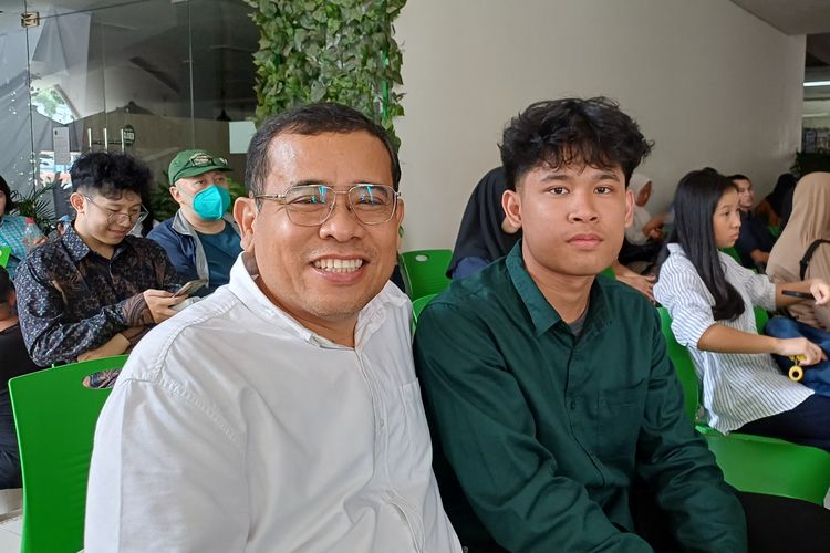 Peserta UTBK 2026, Kenward Simatupang (kanan) didampingi ayahnya Naek Simatupang saat menunggu sesi 2 ujian di UNJ, Jakarta Timur, Kamis (23/4/2026).