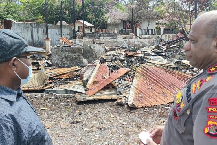 Kapolda Papua, Irjen Mathius D Fakhiri tengah meninjau lokasi Kantor KPU dan Bawaslu Yalimo yang menjadi salah satu sasaran dari aksi pembakaran yang dilakukan oleh massa pendukung Erdi Dabi-Jhon Wilil yang tidak terima atas putusan MK, Yalimo, Papua, Senin (5/7/2021)
