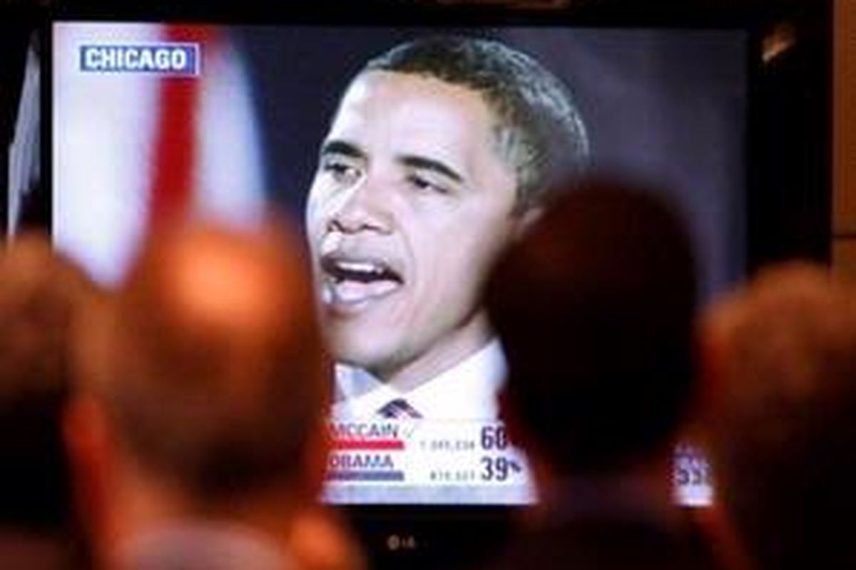 Sejumlah tamu undangan di Hotel Intercontinental, Jakarta menyaksikan siaran pidato Barack Obama, Rabu (5/11).