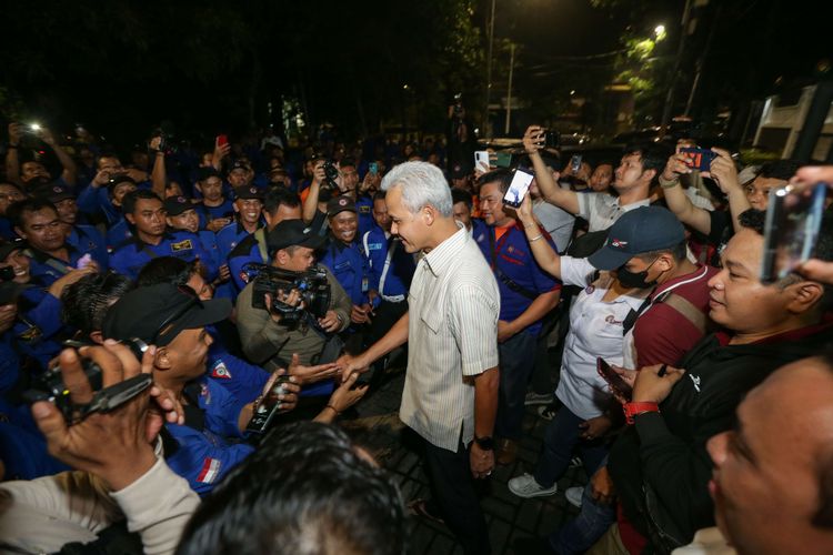 Gubernur Jawa Tengah Gajar Pranowo menemui perwakilan buruh usai pertemuan dengan Presiden Konfederasi Serikat Pekerja Seluruh Indonesia (KSPSI) Andi Gani Nena Wea di Kantor Perwakilan Pemerintah Provinsi Jawa Tengah di kawasan Kebayoran, Jakarta, Senin (1/5/2023). Organisasi buruh di bawah KSPSI yang mendukung Gubernur Jawa Tengah Ganjar Pranowo sebagai calon presiden.