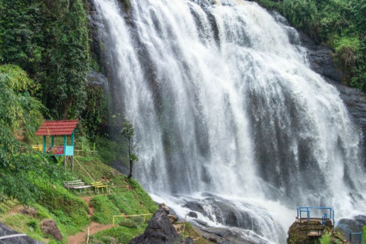 Curug Cikondang di Lokasinya ada di Desa Sungkadana, Kecamatan Cempaka, Kabupaten Cianjur berjarak sekitar 37 kilometer dari pusat Kota Cianjur.