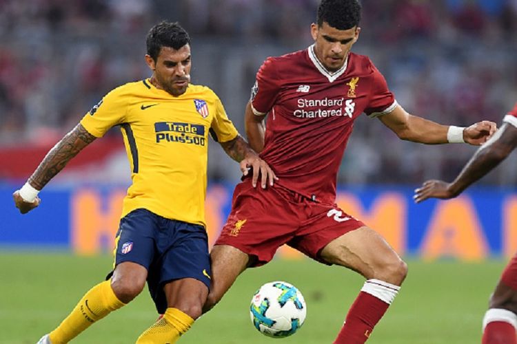 Dominic Solanke menjaga pergerakan Augusto saat Liverpool dan Atletico Madrid berhadapan di final Audi Cup 2017 di Allianz Arena, Rabu (2/8/2017).