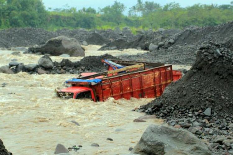 Salah satu truk yang hanyut diterjang lahar dingin Merapi di Kabupaten Magelang, Senin (13/1/2014) sore.