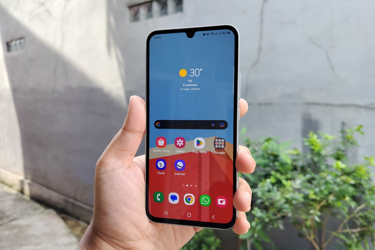 Tampilan depan Galaxy A34 5G. Samsung menyebut bahwa salah satu keunggulan Galaxy A34 5G berada di layarnya. Mereka mungkin benar. Sebab, layar ponsel ini mengadopsi panel Super AMOLED khas Samsung yang nikmat dipandang.

Kemudian, layar ini juga cukup lega dengan ukuran 6,6 inci dan resolusi Full HD Plus (1.080 x 2.340 piksel), serta terasa lebih lebar dari ponsel Samsung biasanya dengan rasio layar 19.5:9. 

