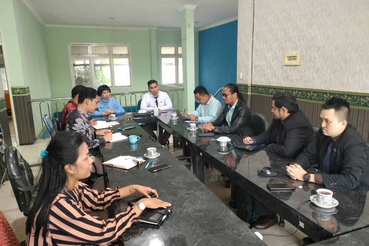 Tim kuasa hukum ALP (19) saat melaporkan pihak rektorat UIN Palembang ke Ombudsman Palembang, Selasa (11/10/2022).