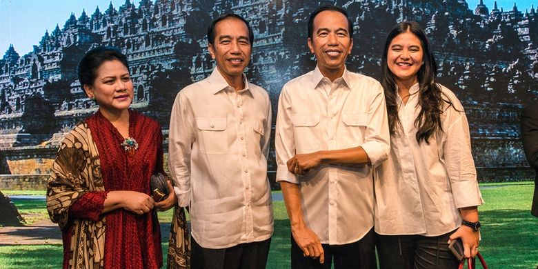 Presiden Joko Widodo (dua kiri) bersama Ibu Negara Iriana (kiri) dan putrinya, Kahiyang Ayu, berpose dengan patung lilin figur dirinya di Madame Tussauds, Hongkong, Senin (1/5/2017). Presiden menggelar kunjungan kerja di Hongkong pada 30 April hingga 1 Mei dalam rangka meningkatkan kerja sama ekonomi antar-kedua negara