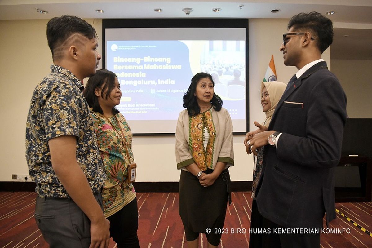 Pendamping Menteri Komunikasi dan Informatika (Menkominfo) Budi Arie Setiadi, Dina Budi Arie, saat berbincang dengan perwakilan mahasiswa Indonesia di India.