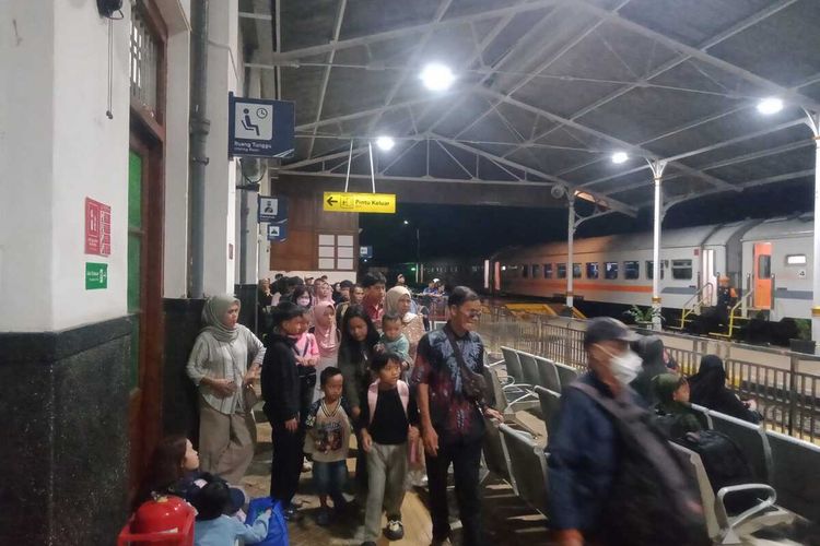 Rel Terendam Air di Cianjur, KA Siliwangi Tertahan dan Penumpang Bisa Refund Tiket 100 Persen