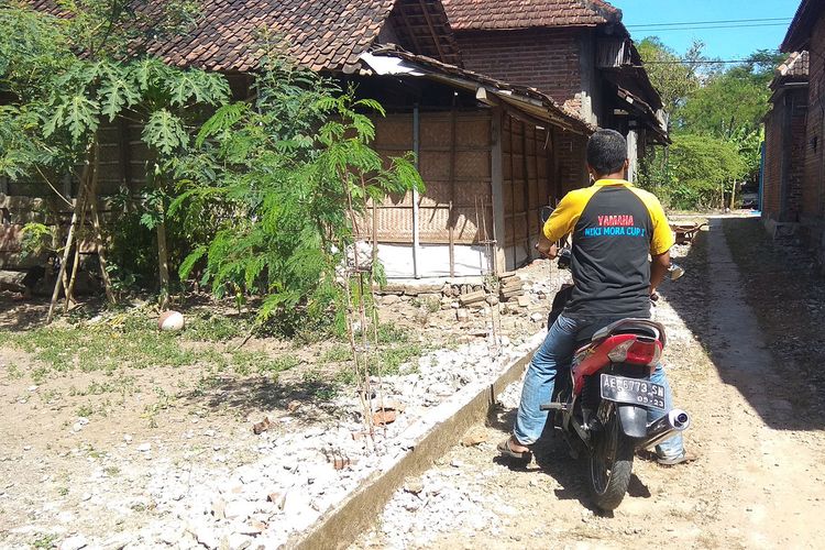 Pagar tembok yang menjadi sengketa antara Mistun dan Wisnu Wisoso warga Desa Gandukepuh, Kecamatan Sukorejo, Kabupaten Ponorogo akhirnya dirobohkan warga.