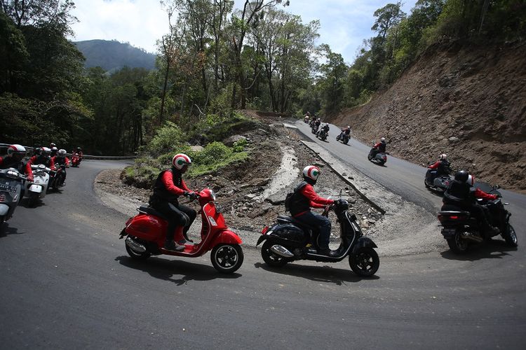 Jalan berliku dan mendaki dengan aspal mulus menghitam menemani perjalanan turing PT Piaggio Indonesia menjelajahi Pulau Lombok selama tiga hari, sejauh lebih dari 300 kilometer.