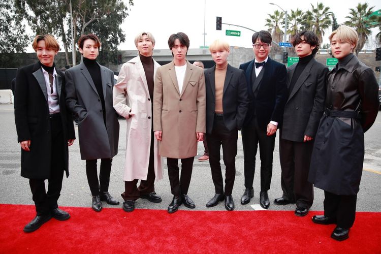 Para member BTS berfoto dengan CEO Big Hit Entertainment Lenzo Yoon (ketiga dari kanan) menghadiri Grammy Awards di Staples Center, Los Angeles, Minggu (26/1/2020). 