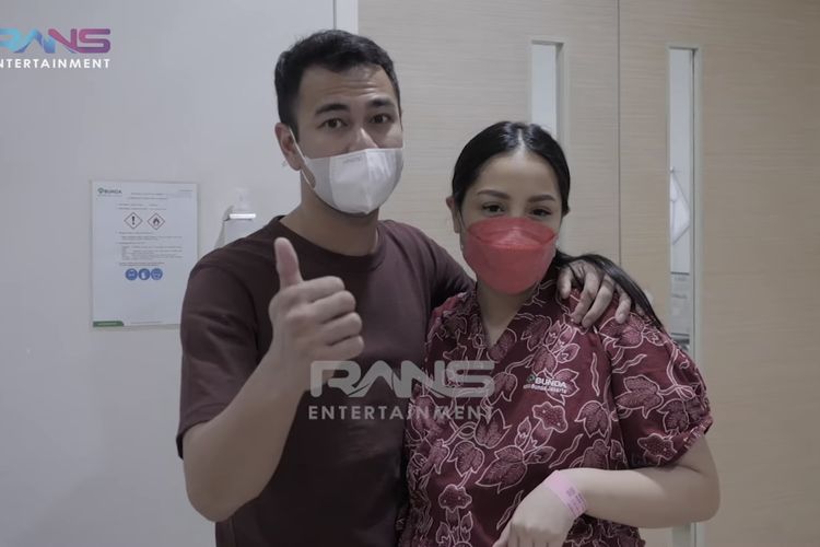 Presenter Raffi Ahmad setia mendampingi istrinya, Nagita Slavina, selama proses persalinan anak kedua di RSIA Bunda Jakarta, Jumat (26/11/2021)