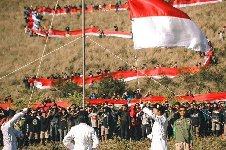 Dokumentasi pengibaran merah putih di Puncak Gunung Penanggungan, Kabupaten Mojokerto, Jawa Timur, oleh komunitas pecinta alam, 17 Agustus 2019.