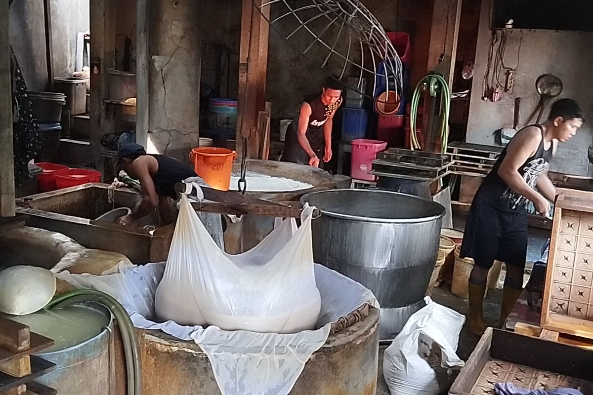 Salah satu tempat pengolahan tahu takwa di sentra Kampung Tahu Tinalan Kota Kediri, Jawa Timur, medio Nopember 2024.