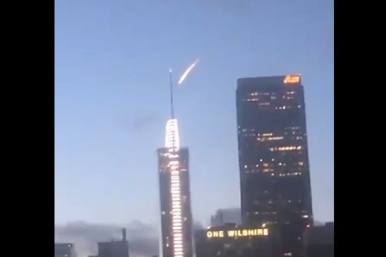 Aksi penerjun payung di pusat kota Los Angeles, California, AS, yang nampak seperti meteor pada Rabu (20/3/2019). (Twitter/dennis hegstad)