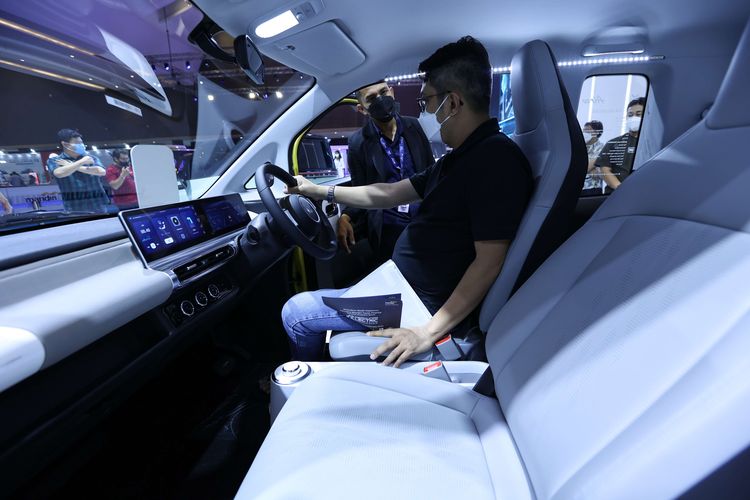 Pengunjung menyaksikan mobil listrik Wuling Air Ev di ajang Periklindo Electric Vehicle Show (PEVS) 2022 di JIExpo Kemayoran, Rabu (27/7/2022). Selain desainnya yang compact, pengisian daya Air ev bisa dilakukan di rumah dengan memperhatikan terlebih dahulu kapasitas listrik rumah, mengusung konsep easy home charging.