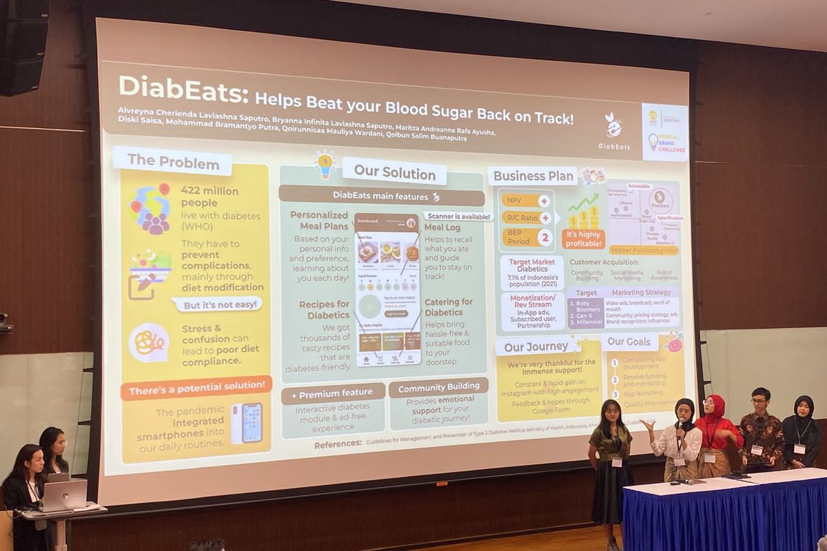 Tim Mahasiswa UI mempresentasikan aplikasi DiabEats dalam Kompetisi internasional NUS Medical Grand Challenge (MGC) di National University of Singapore (NUS), Singapura. 